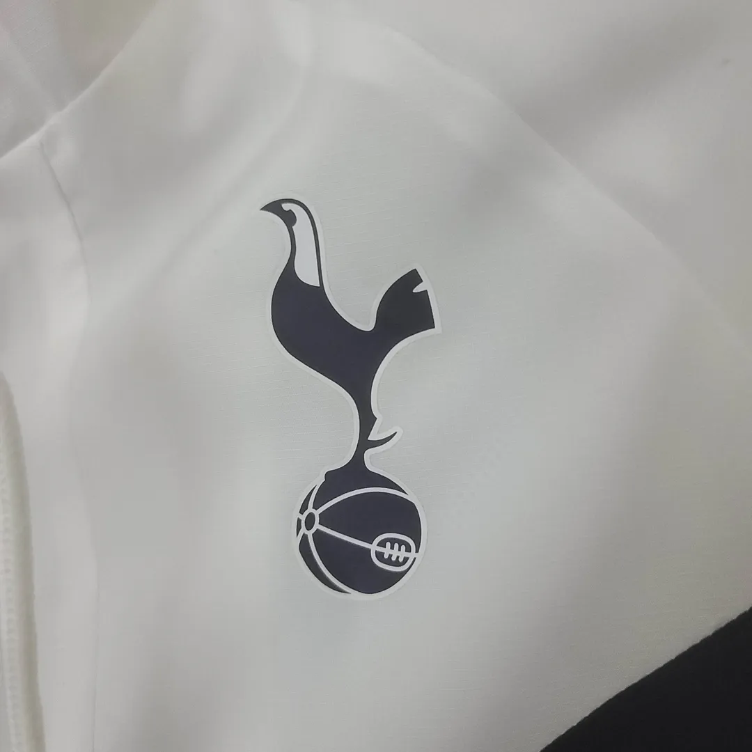 Kurtka wiatrówka Tottenhamu 2022/23 biała--3